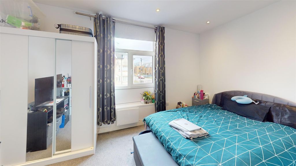 Property photo 3 of 7 41-Brighton-Road-Glat-3-Bedroom.Jpg