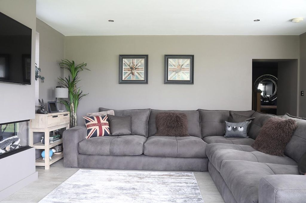 Property photo 3 of 24