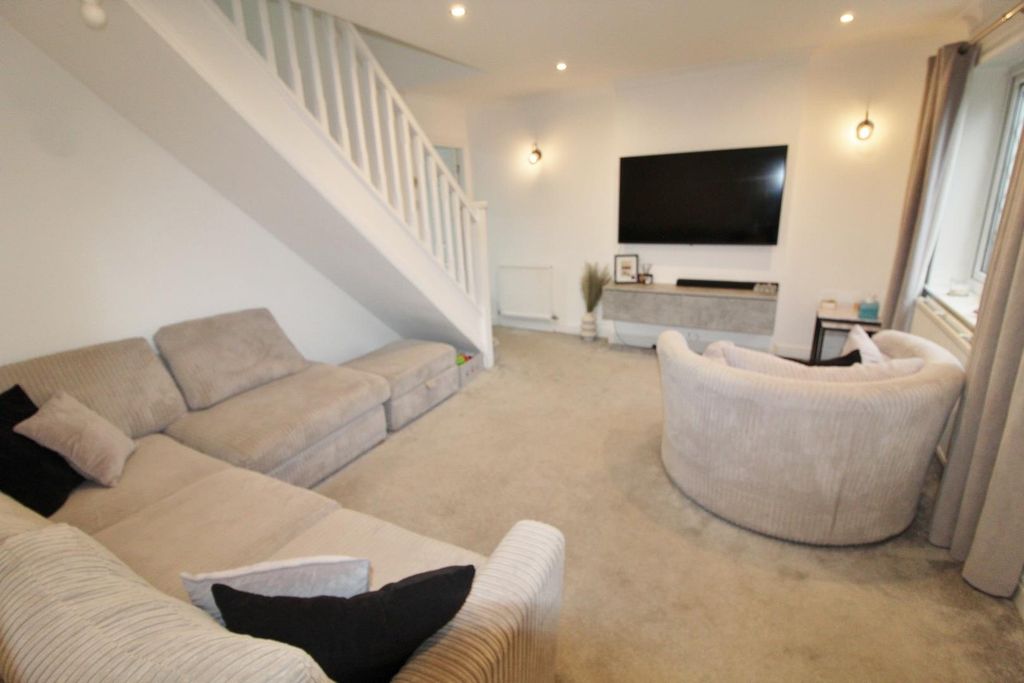 Property photo 2 of 11 Lounge