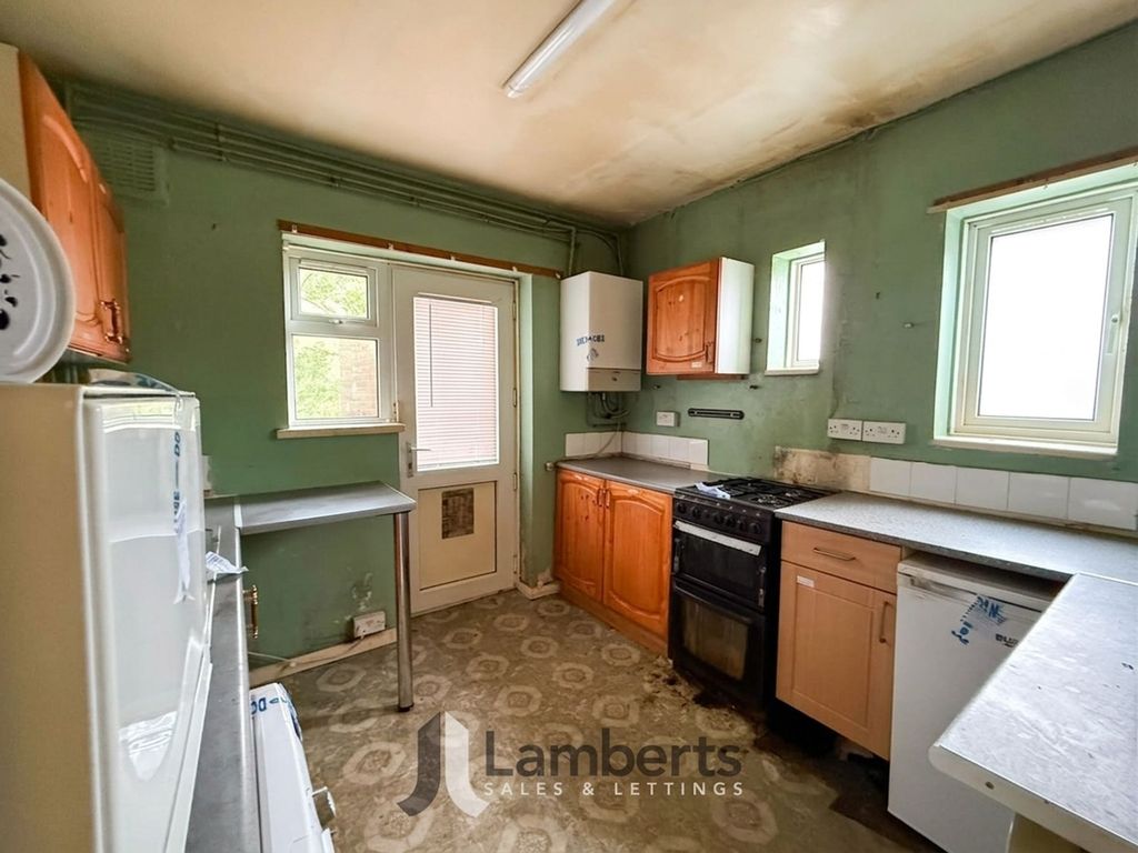 Property photo 2 of 10 Kitchen