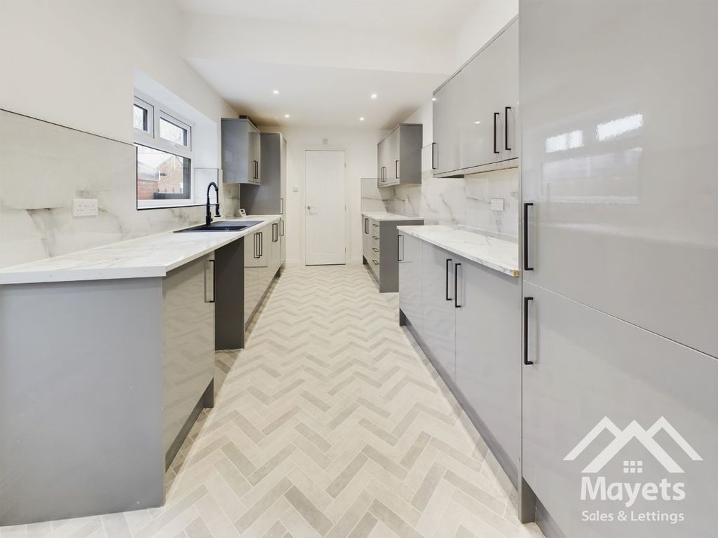 Property photo 2 of 32