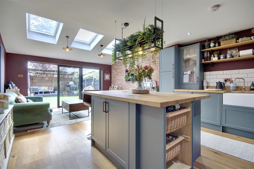 Property photo 2 of 29 628D8EE9-A19C-4128-Be59-A49F47682B05_1_201_A.Jpeg