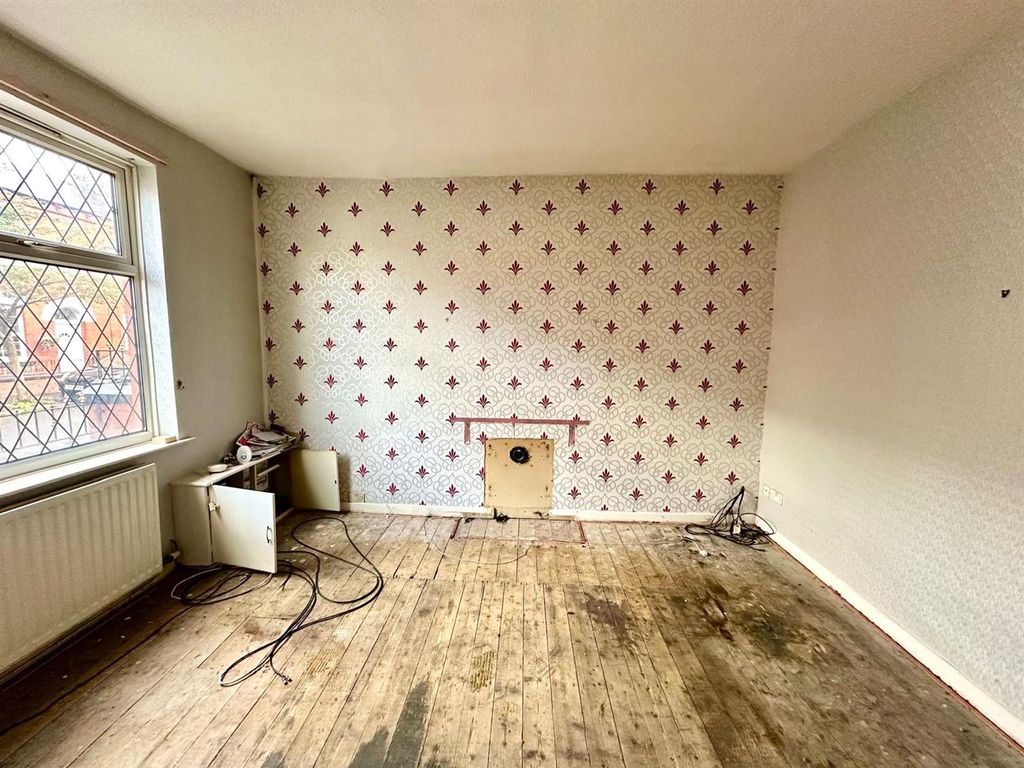 Property photo 3 of 11 Living Room