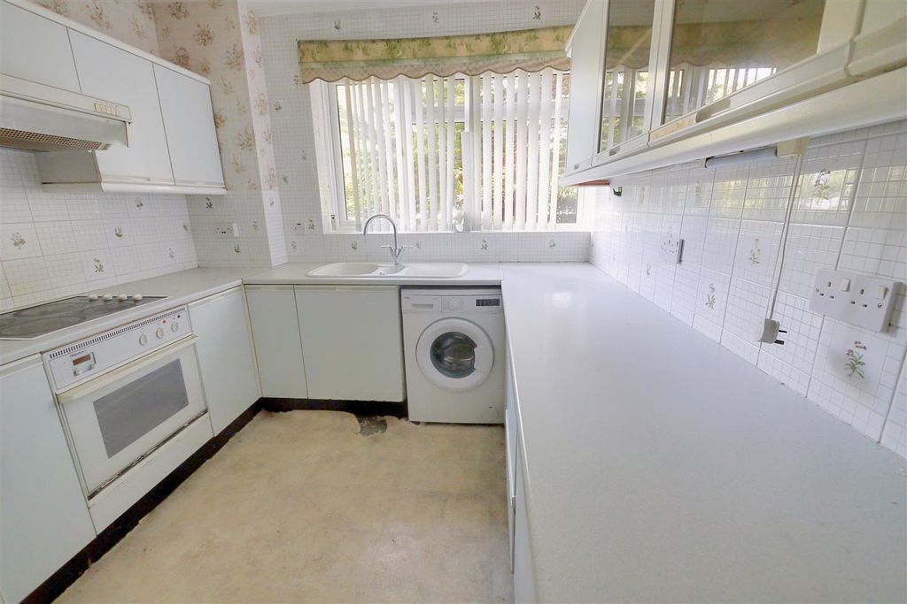 Property photo 3 of 8 Kitchen