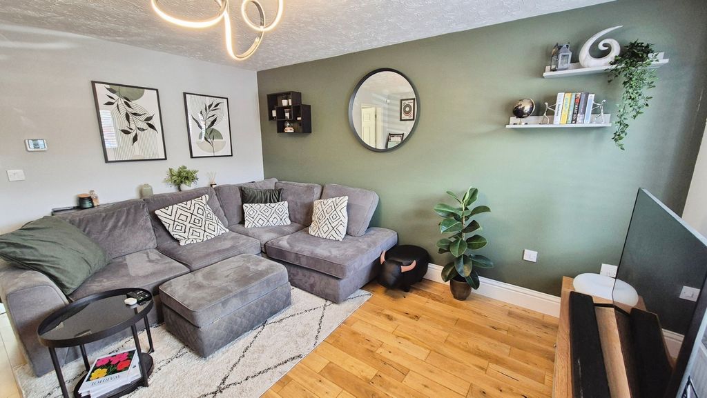 Property photo 2 of 18 Lounge