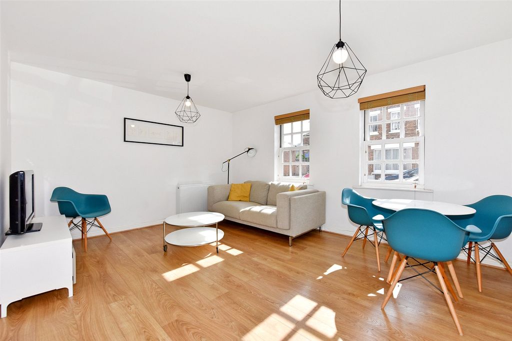 Property photo 2 of 9 Sitting/Dining Room