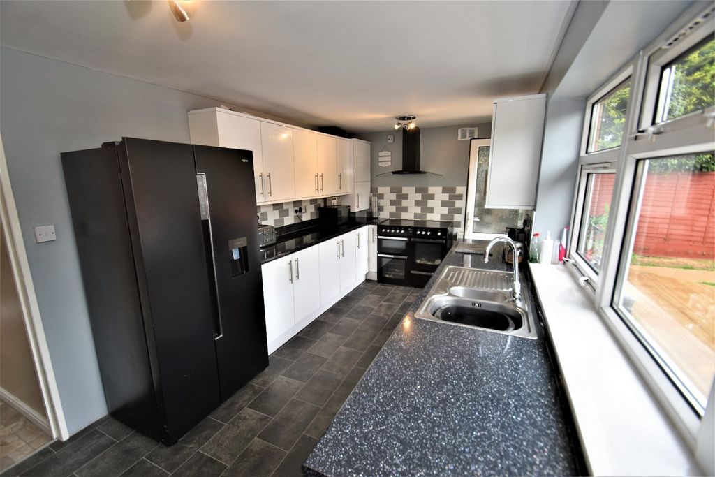 Property photo 3 of 10 Tiverton, Seddons