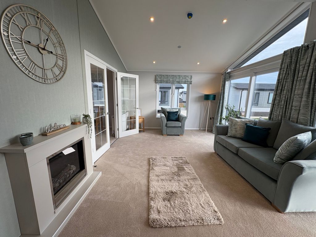 Property photo 2 of 12 Lounge