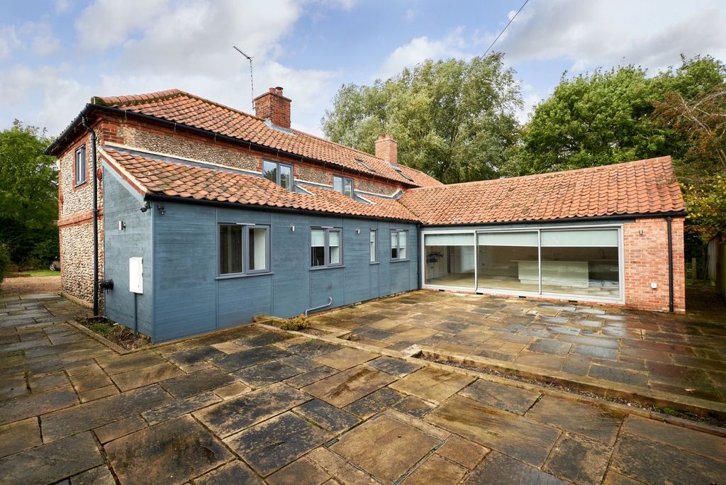 Property photo 3 of 8 External