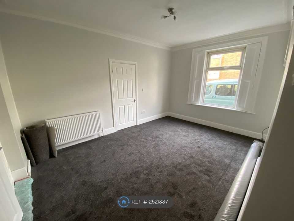 Property photo 3 of 11 Living Room
