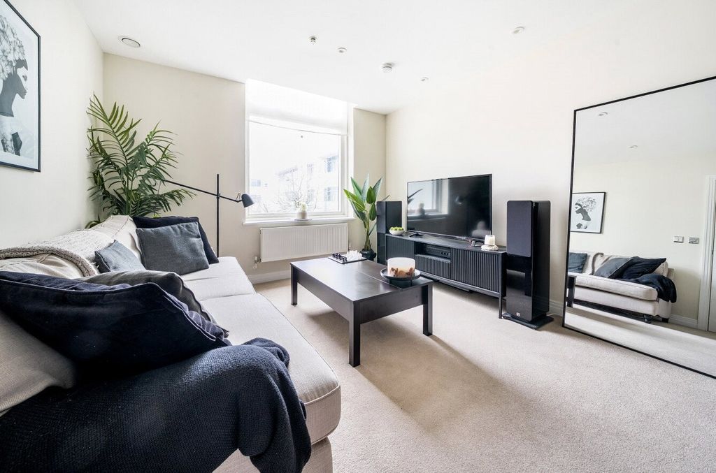 Property photo 2 of 9 1392997-19-696626...