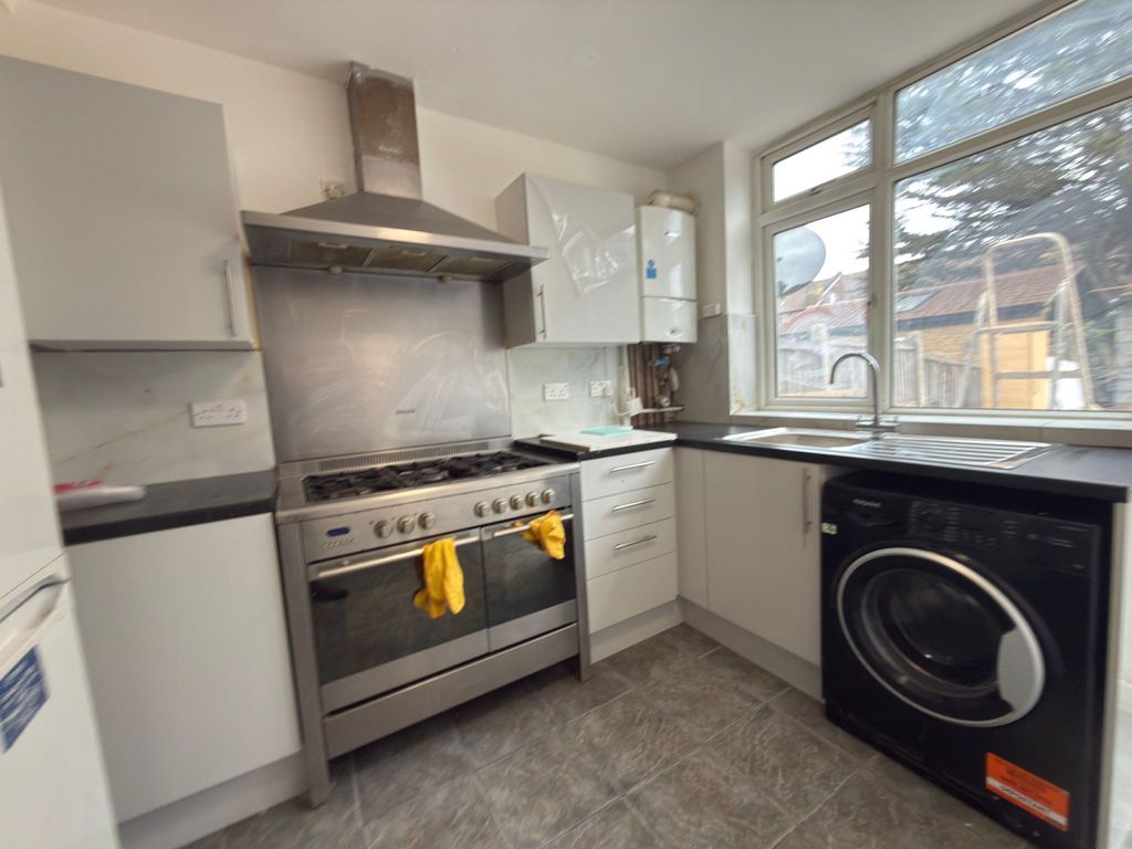 Property photo 1 of 20 Five/Six Bedrooms With Four Bathrooms- Next To Seven King Station- HMO
