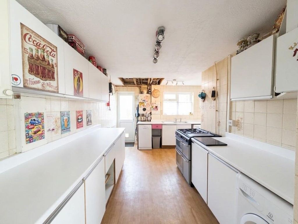 Property photo 2 of 8 Kitchen