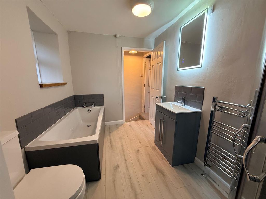 Property photo 1 of 10 Bathroom.Jpg