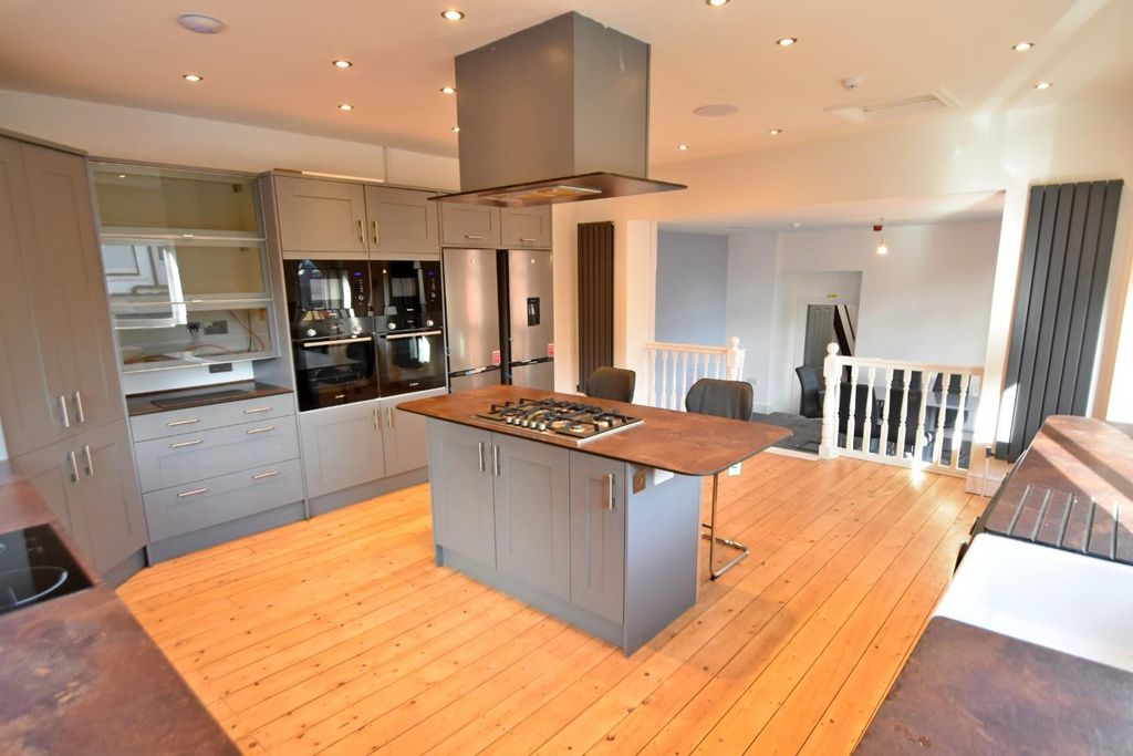 Property photo 2 of 10 Kitchen