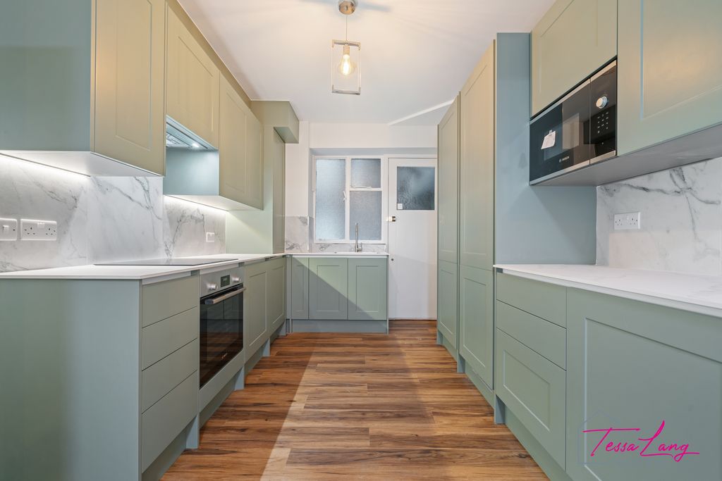 Property photo 3 of 12 Fitted Kitchen