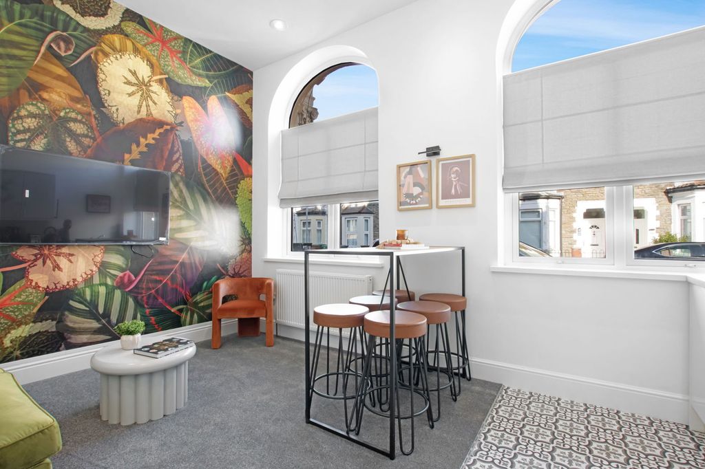 Property photo 2 of 25