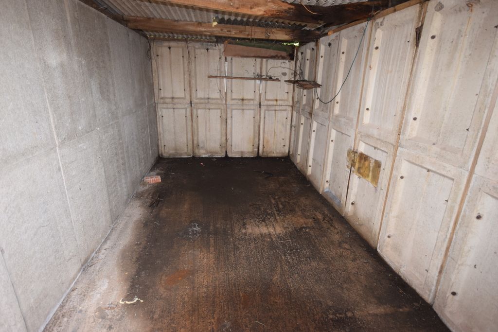 Property photo 1 of 3 Garage