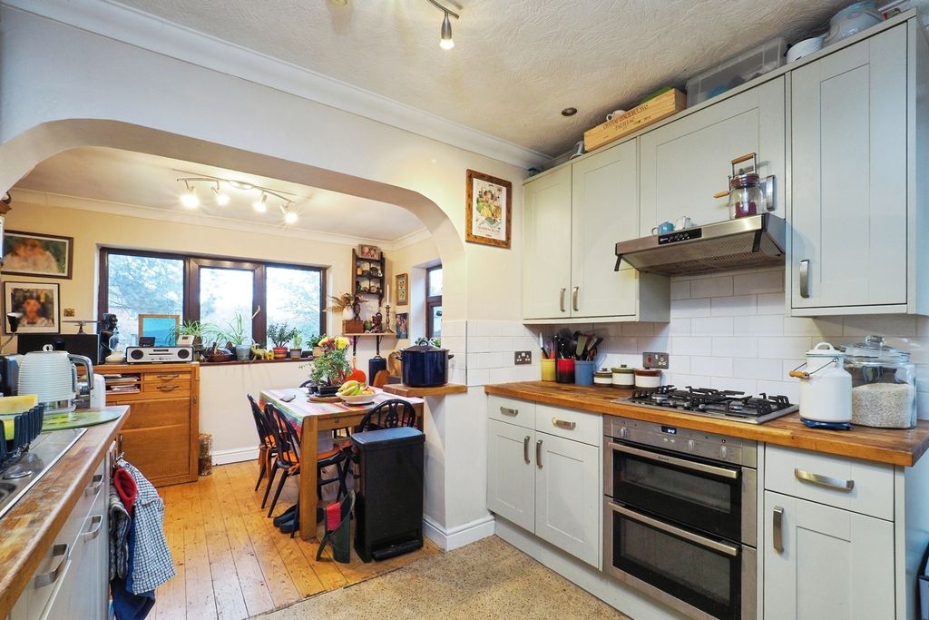 Property photo 3 of 18 Kitchen