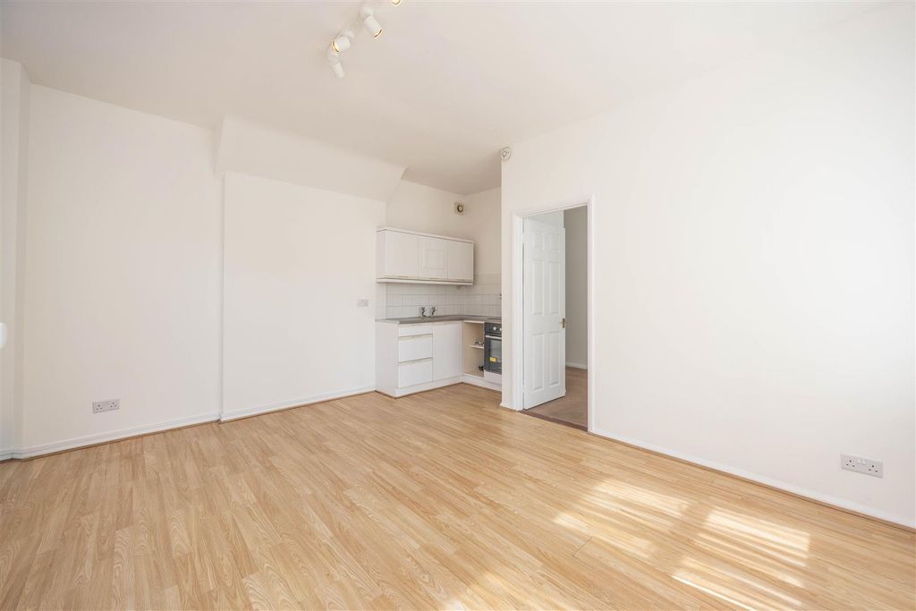 Property photo 2 of 11 Lounge/Kitchen