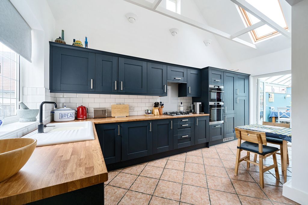 Property photo 2 of 15 Kitchen/Breakfast