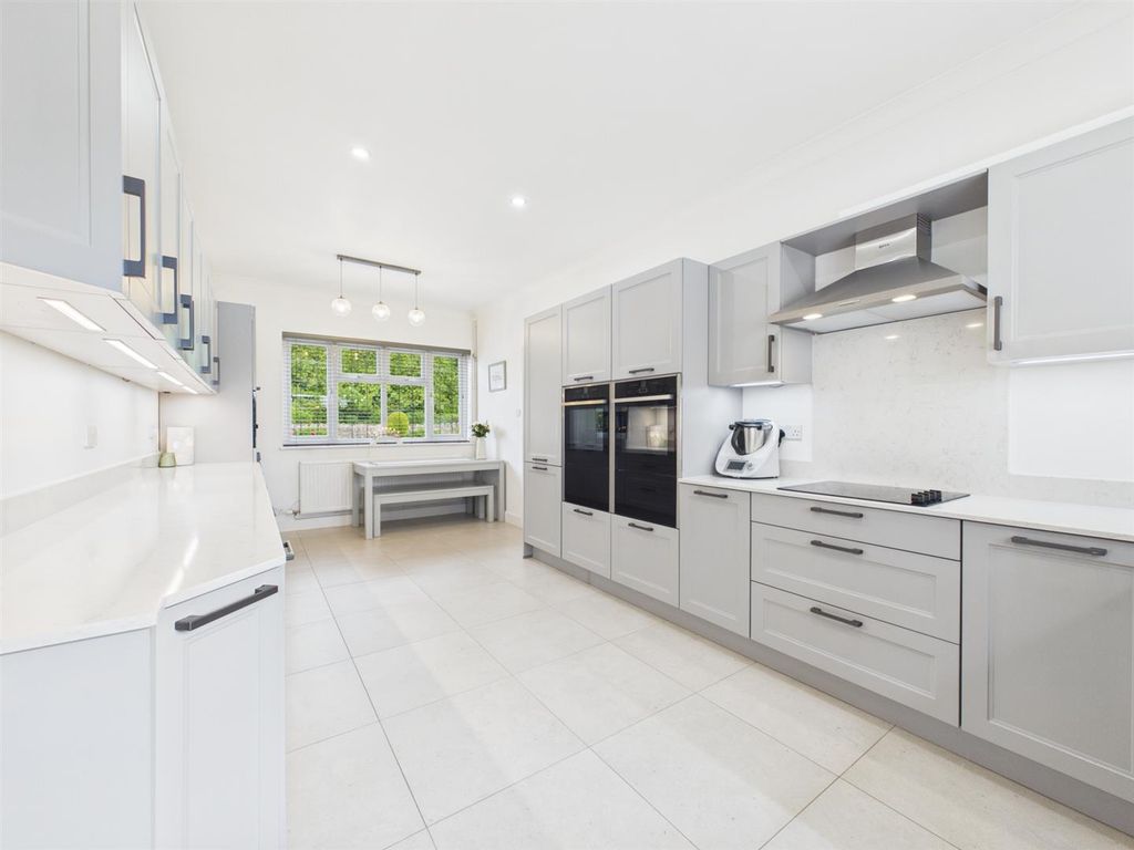 Property photo 2 of 33