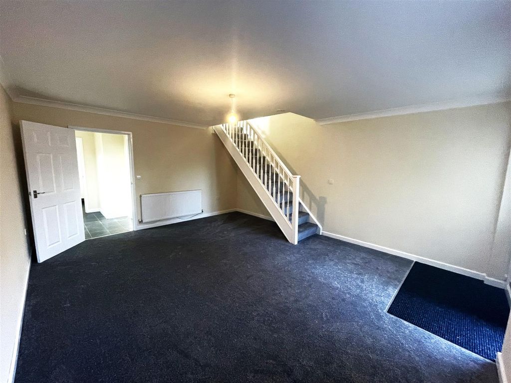 Property photo 3 of 20 Lounge