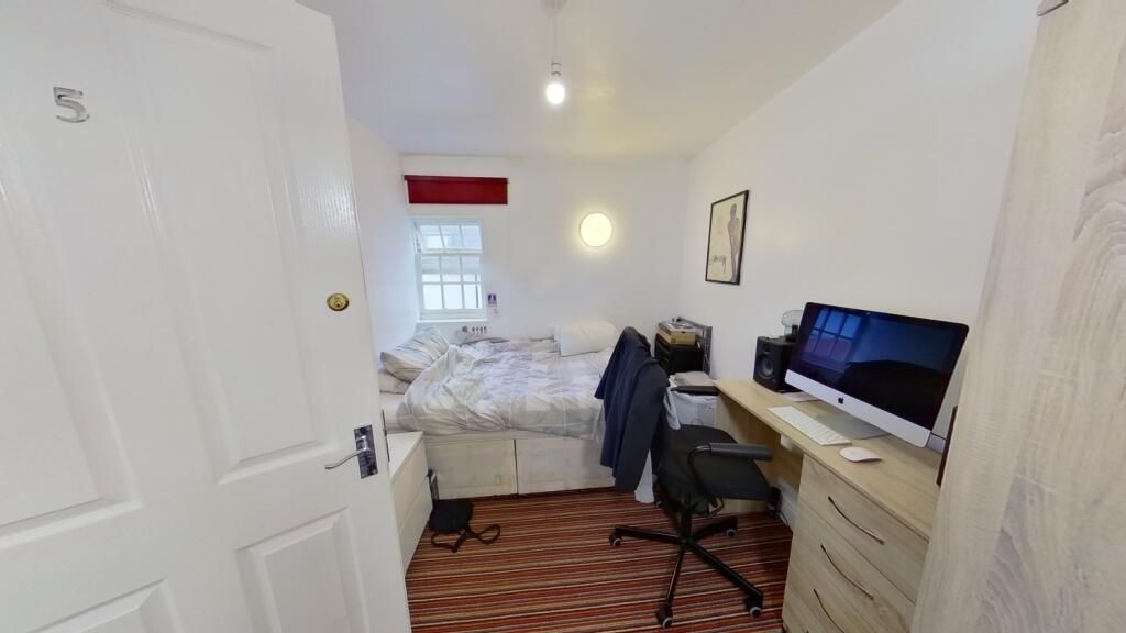Property photo 3 of 15 Bright And Tidy Double Bedroom Featuring A Comfort...