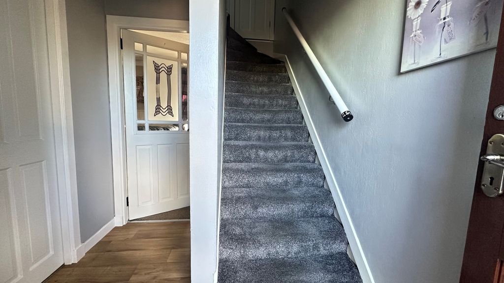 Property photo 2 of 18 Entrance Hall