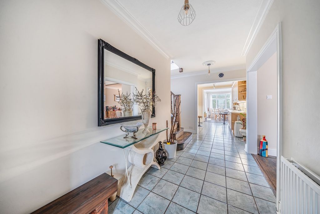 Property photo 2 of 14 Entrance Hall