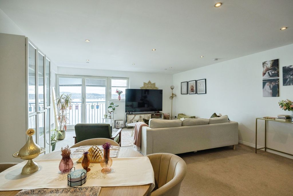 Property photo 3 of 14 Lounge