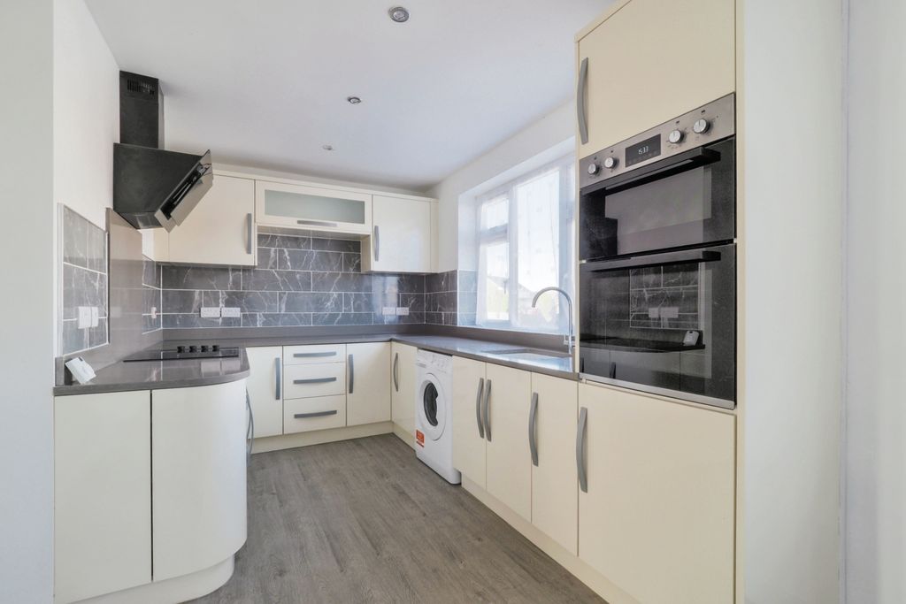Property photo 2 of 17 95Galwaycrescentretforddn227xx-012