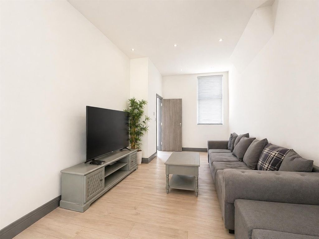 Property photo 2 of 9 Lounge.Png