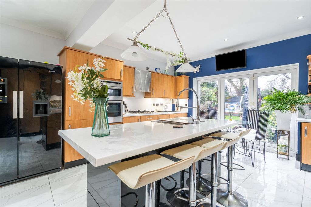 Property photo 3 of 16 167 Dovehouse Lane_4.Jpg