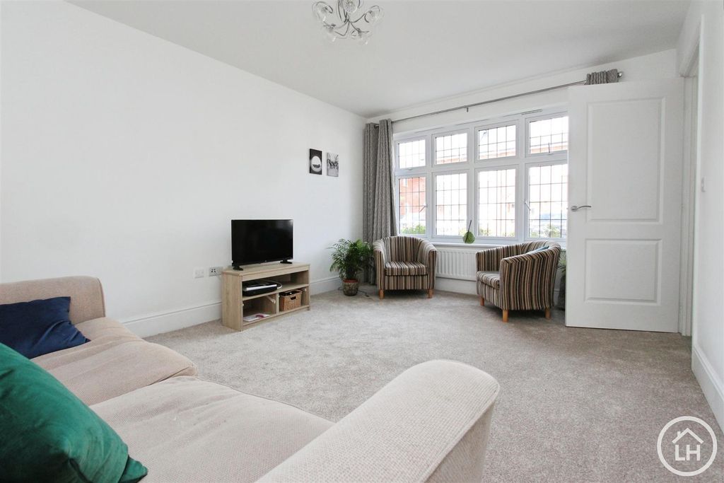 Property photo 2 of 14 Lounge