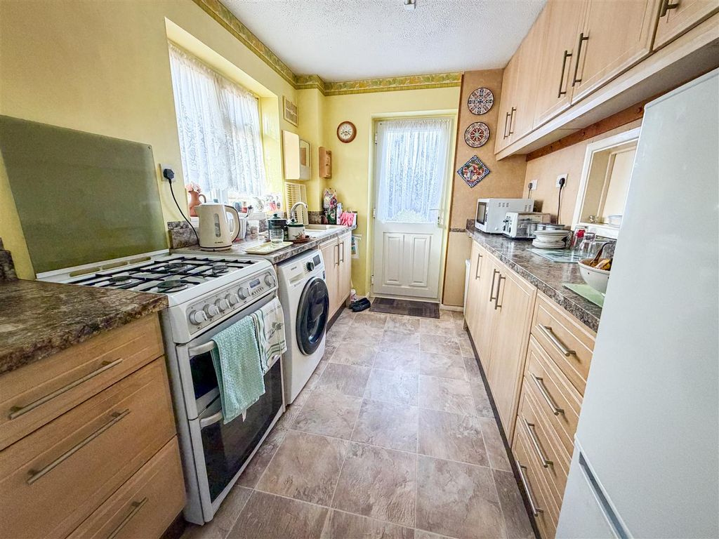 Property photo 3 of 19 Kitchen