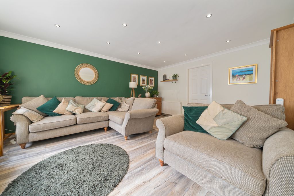 Property photo 2 of 28