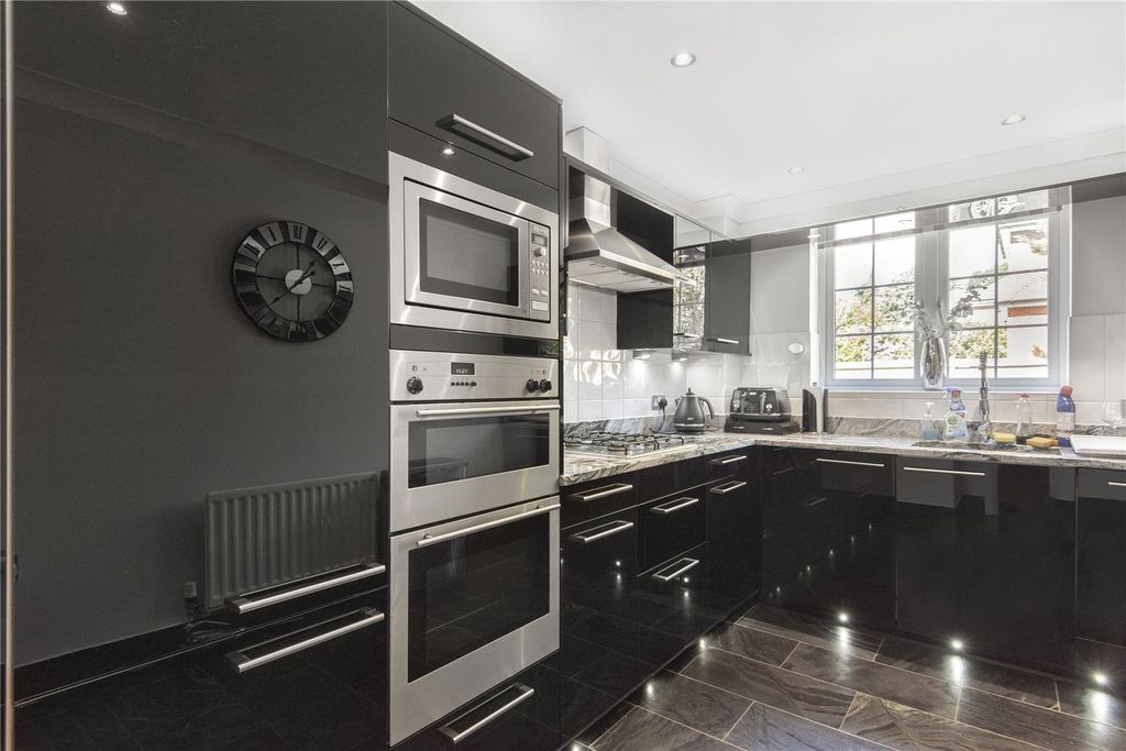 Property photo 2 of 10 Kitchen