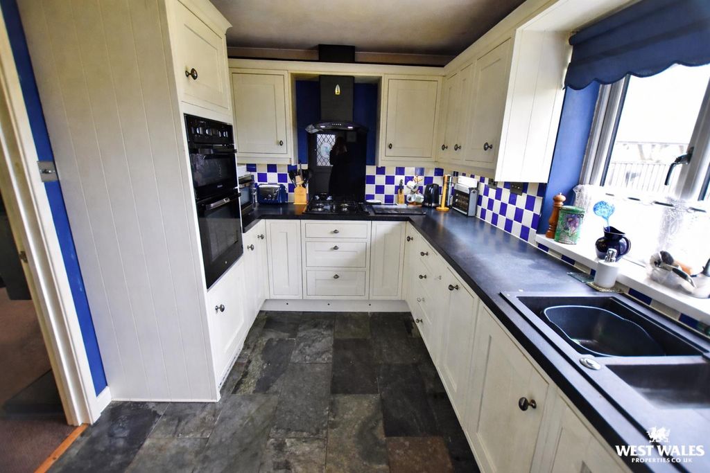 Property photo 2 of 16 Modern L-Shaped Kitchen With Slate Floors.Png