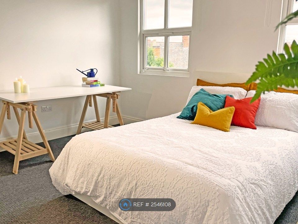 Property photo 1 of 17 Bedroom 1