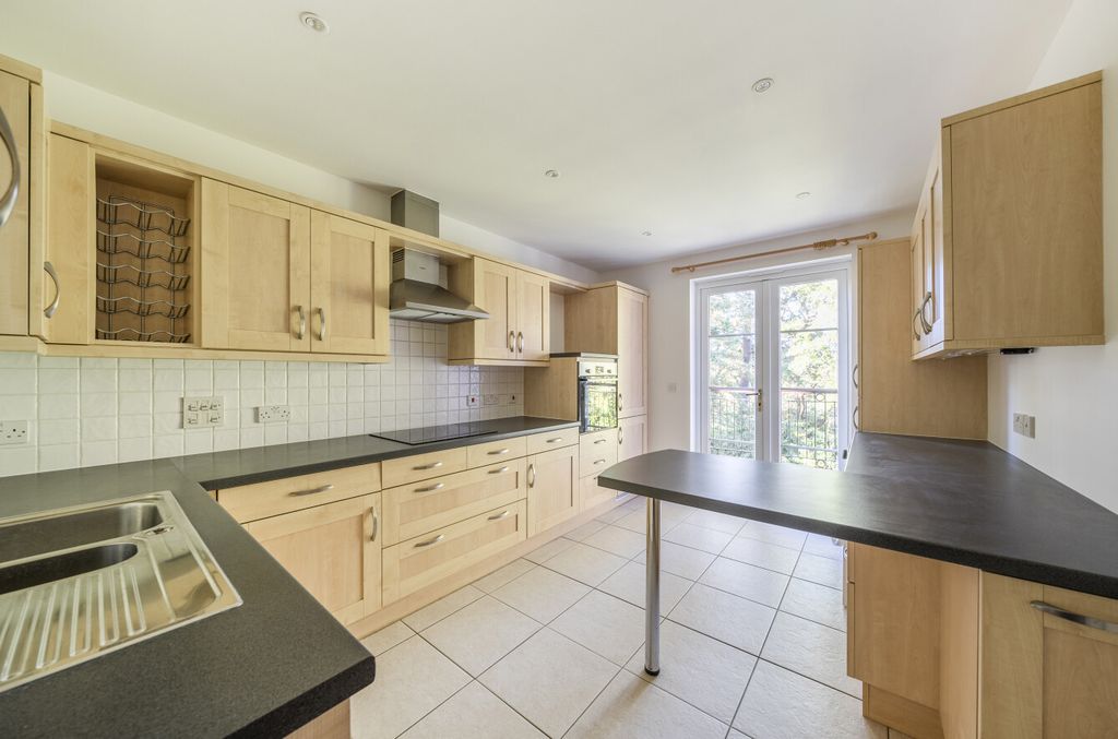 Property photo 2 of 13 1359237-39-68d187...