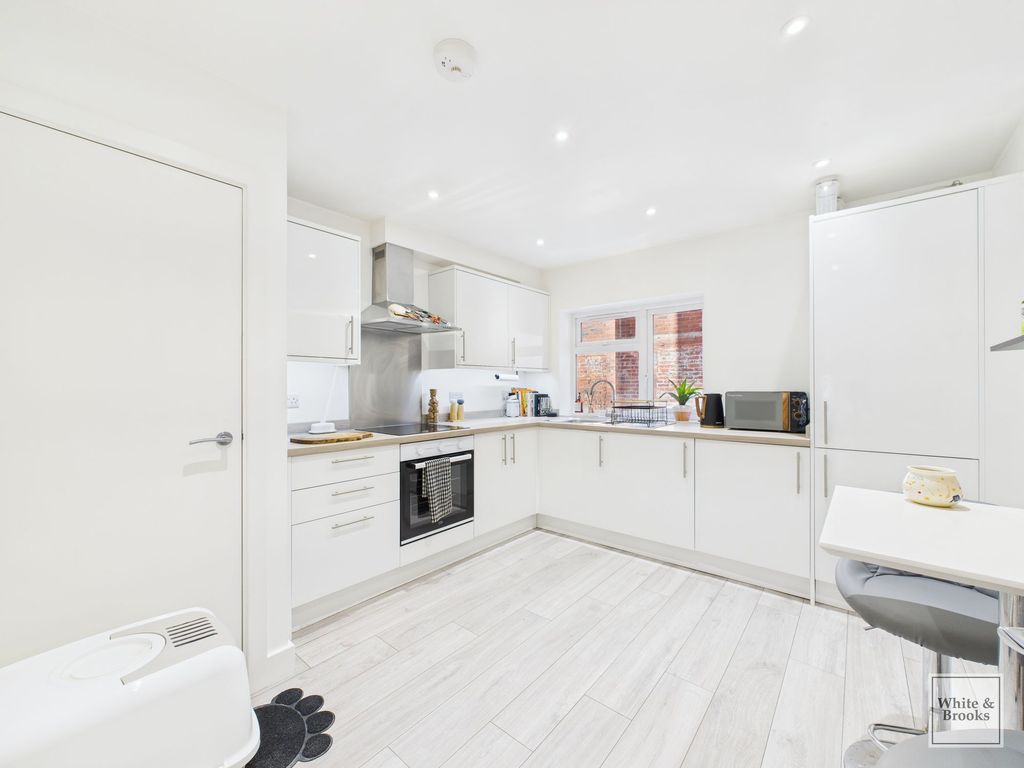 Property photo 3 of 10 Kitchen