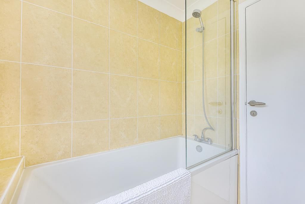 Property photo 3 of 10 Bathroom