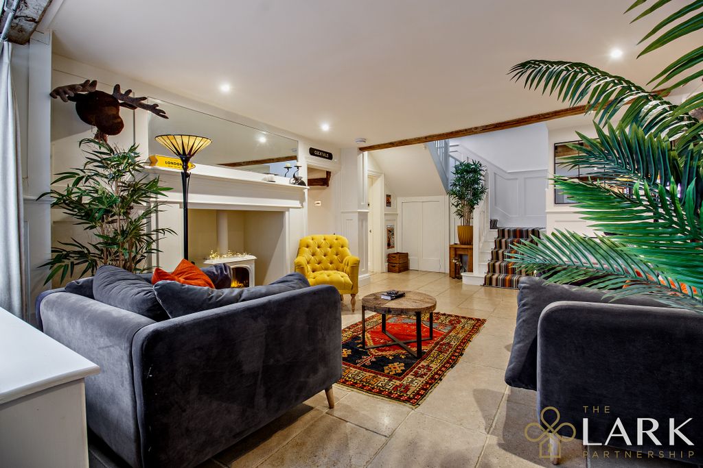 Property photo 2 of 36 8669044-Interiorwm10-800