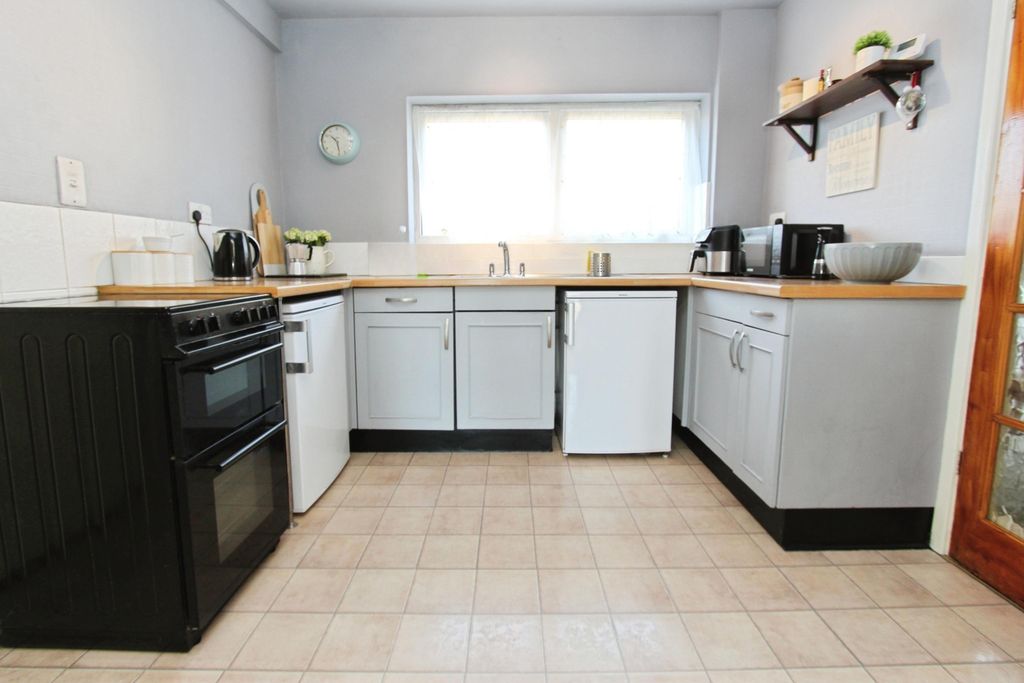 Property photo 2 of 27