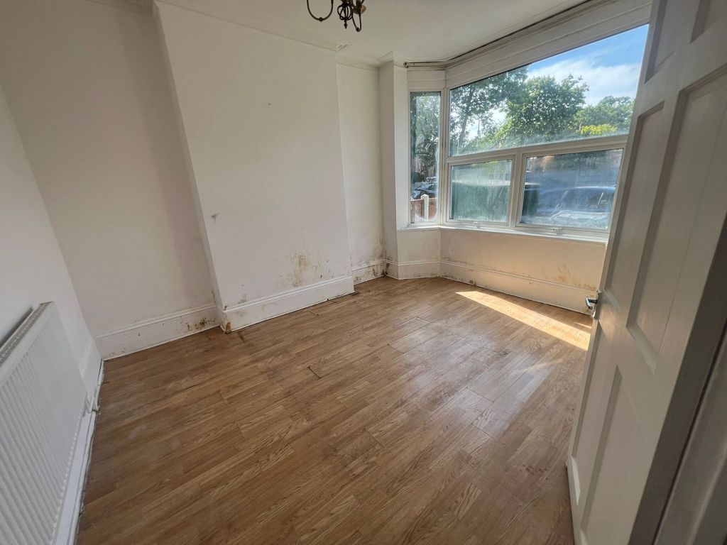 Property photo 1 of 9 Two Bedroom Ground Floor Flat With Garden- South Woodford