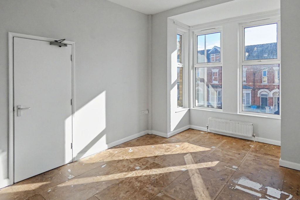 Property photo 3 of 16 Flat 2, 13 Flamborough Road, Bridlington, East Yorkshire, Yo15 2Hu