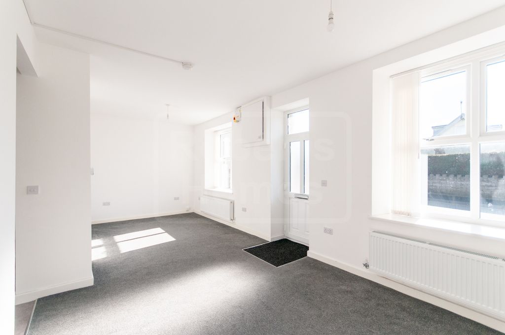 Property photo 2 of 19 Lounge