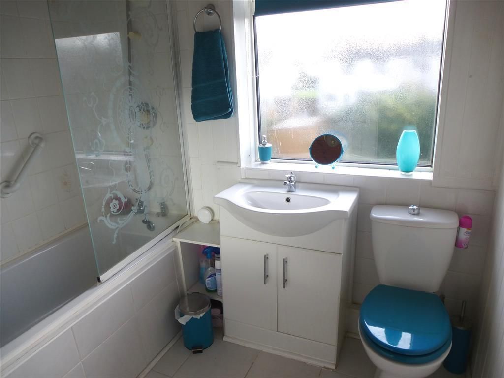Property photo 3 of 8 Bathroom