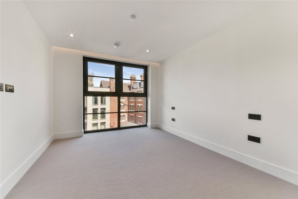 Property photo 3 of 10 27 Errington House